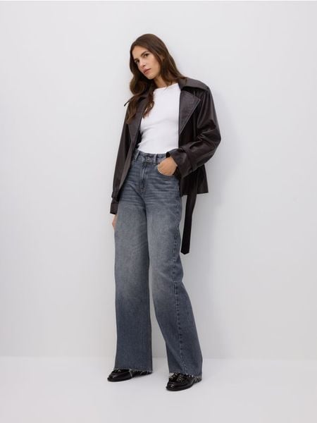 Jeansy wide leg z przeszyciami - szary. Szare jeansy damskie Reserved. Za 149.99 zł.