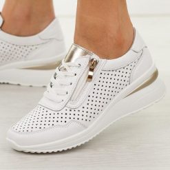 Białe skórzane ażurowe półbuty damskie Vinceza 95402. Białe półbuty damskie VINCEZA, na lato, w ażurowe wzory, z jeansu, z okrągłym noskiem, bez obcasa, na koturnie, bez zapięcia. W wyprzedaży za 215.10 zł.