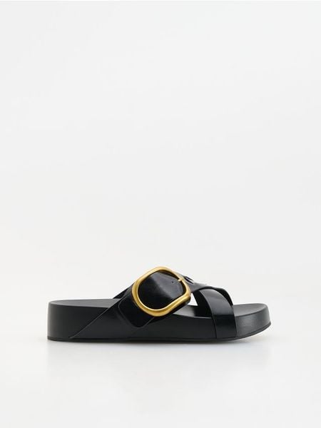 Klapki z klamrą - czarny. Czarne klapki damskie Reserved, bez wzorów, ze skóry, bez obcasa, bez zapięcia. Za 149.99 zł.