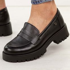 Czarne skórzane mokasyny damskie na traperze Vinceza 18125. Czarne mokasyny damskie VINCEZA, na jesień, z jeansu, z okrągłym noskiem, bez obcasa. Za 219.00 zł.