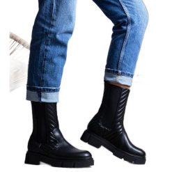 Czarne botki z paskiem Kevin. Czarne botki damskie z jeansu, eleganckie, z okrągłym noskiem, bez obcasa, bez zapięcia. Za 92.54 zł.