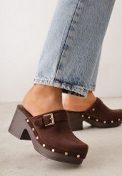 Ciemnobrązowe Klapki Chodaki na Słupku z Cholewką z Nitami i Paskiem z Klamerką Jinnor. Brązowe klapki damskie Renee, w ażurowe wzory, bez obcasa, na obcasie, bez zapięcia. Za 109.99 zł.