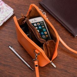 Vera Pelle Torebka Skórzana mała listonoszka pomarańczowa K03. Brązowe torby na laptopa bez wzorów, z lakierowanej skóry, lakierowane. Za 109.99 zł.