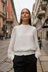 Koszula z bufiastymi rękawami biała. Białe koszule damskie MOODO, bez wzorów, z poliesteru, bez kołnierzyka, bez ramiączek. Za 139.99 zł.