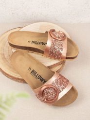 Billowy Klapki w kolorze jasnoróżowym rozmiar: 37. Różowe klapki damskie Billowy, bez wzorów, z otwartym noskiem, bez obcasa, bez zapięcia. Za 141.45 zł.