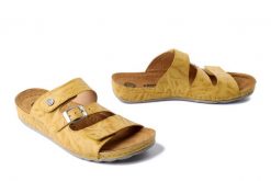 DR. BRINKMANN 700745-06 gelb, klapki damskie. Żółte klapki damskie Dr. Brinkmann, bez wzorów, ze skóry, bez obcasa, bez zapięcia. Za 230.93 zł.