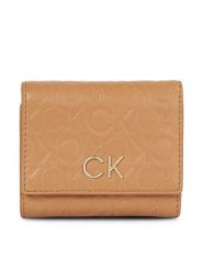 Calvin Klein Portfel Re-Lock Trifold Xs Emb K60K611321 Brązowy. Brązowe portfele damskie Calvin Klein, bez wzorów, ze skóry. Za 379.99 zł.