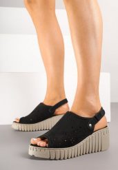 Czarne Sandały Vices na Koturnie z Ażurową Cholewką Sarandria. Czarne sandały damskie Born2be, w ażurowe wzory, bez obcasa, na koturnie, bez zapięcia. Za 84.99 zł.