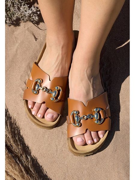 BABUNKERS Family Skórzane klapki w kolorze brązowym rozmiar: 40. Brązowe klapki damskie BABUNKERS Family, bez wzorów, z otwartym noskiem, bez obcasa, bez zapięcia. Za 153.71 zł.