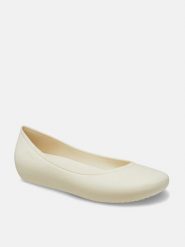 Crocs Baleriny "Brooklyn" w kolorze kremowym rozmiar: 37/38. Brązowe balerinki damskie Crocs, bez wzorów. Za 149.31 zł.