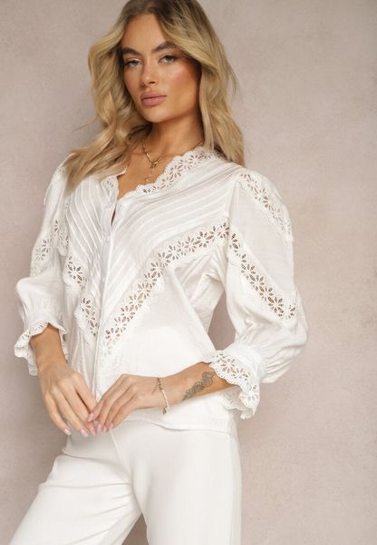 Biała Koszula z Wiskozy z Rękawami 7/8 Ozdobiona Koronką i Falbankami przy Mankietach Waerata. Białe koszule damskie Renee, l, bez wzorów, z koronki, bez kołnierzyka, bez ramiączek. Za 139.99 zł.