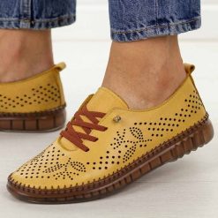 Musztardowe ażurowane skórzane półbuty damskie T.Sokolski 302. Żółte półbuty damskie Sokolski, na jesień, bez wzorów, z jeansu, z okrągłym noskiem, bez obcasa, na płaskiej podeszwie, bez zapięcia. Za 259.00 zł.