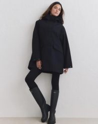 Damska kurtka wodoodporna z kapturem Waterproof Hood czarna. Czarne kurtki damskie Aim'n, l, bez wzorów, z materiału, z kapturem. Za 774.00 zł.
