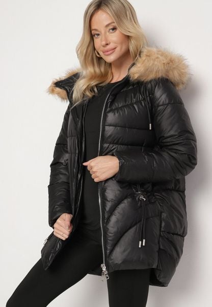 Czarna Pikowana Kurtka o Trapezowym Kroju z Kapturem i Odpinanym Futerkiem Deolaine. Czarne kurtki damskie Born2be, l, bez wzorów, z jeansu, z kapturem. Za 189.99 zł.