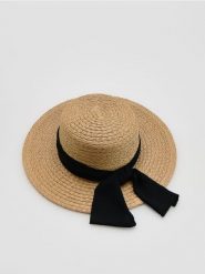 Kapelusz ze wstążką - kremowy. Białe kapelusze damskie Reserved, bez wzorów. Za 99.99 zł.