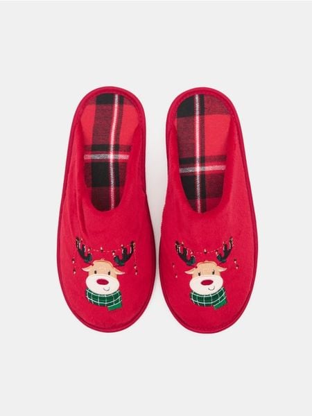 Świąteczne kapcie z aplikacją piernikowego ludzika - czerwony. Czerwone kapcie damskie Sinsay. Za 19.99 zł.