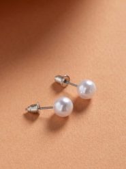 Lodie Silver Kolczyki-wkrętki z perłami syntetycznymi rozmiar: onesize. Białe kolczyki damskie Lodie Silver, z perłą, metalowe. Za 27.95 zł.
