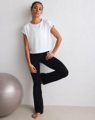 Damskie legginsy rozszerzane, średni stan Sense czarne. Czarne legginsy damskie Aim'n, m, bez wzorów, z elastanu, na fitness i siłownię. Za 253.50 zł.