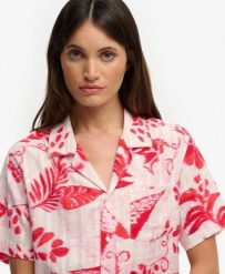 Superdry Krótka koszula Beach w wzór Ikat Floral Red bawełna/ wiskoza. Czerwone koszule damskie Superdry, na lato, z aplikacjami, z bawełny, wakacyjne, bez kołnierzyka, bez ramiączek. Za 215.65 zł.