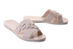 ZAXY JJ285202 DESLUMBRE SLIDE AD off white, klapki damskie. Białe klapki damskie Zaxy, bez wzorów, bez obcasa, bez zapięcia. Za 62.45 zł.