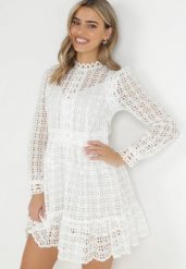 Biała Koronkowa Sukienka Mini z Falbanką Kamari. Białe sukienki damskie Born2be, bez wzorów, z koronki, bez ramiączek. Za 289.99 zł.
