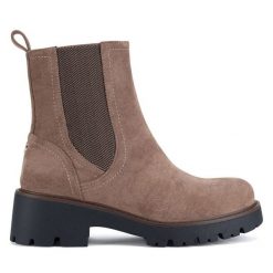 Botki Clara Barson. Brązowe botki damskie Clara Barson, bez obcasa, na słupku, bez zapięcia. Za 149.99 zł.