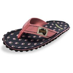 Japonki Gumbies Islander Flip-Flops Primrose GU-FFISL150 różowe. Czerwone klapki damskie bez wzorów, z gumy, bez obcasa, bez zapięcia. Za 270.62 zł.