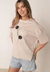 Jasnobeżowy T-shirt z Wiskozy z Perełkami i Kwiatami 3D Rossalie. Brązowe t-shirty damskie Born2be, l, bez wzorów, z jeansu, bez kołnierzyka. Za 79.99 zł.