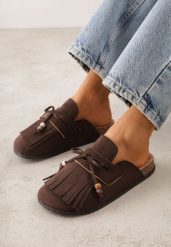 Brązowe Płaskie Klapki Mule Zdobione Frędzlami i Kokardką z Koralikami Petlame. Brązowe klapki damskie Born2be, z aplikacjami, z jeansu, bez obcasa, na płaskiej podeszwie, bez zapięcia. Za 79.99 zł.