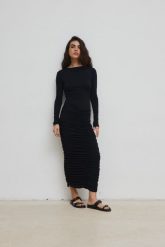 Sukienka z marszczeniami w kolorze TOTALLY BLACK - PIURA-M/L. Czarne sukienki damskie Marsala, bez wzorów, z elastanu, eleganckie, bez ramiączek. Za 429.90 zł.