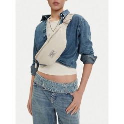 Torebka Guess Jeans. Białe torebki klasyczne damskie Guess Jeans, z jeansu, bez dodatków. Za 99.99 zł.