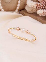 Pierres de Jade Pozłacana bransoletka z perłami rozmiar: onesize. Białe bransoletki damskie Pierres de Jade, pozłacane. Za 39.99 zł.