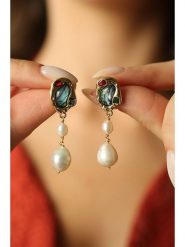 L'Atelier de Gaia Pozłacane kolczyki z perłami i masą perłową rozmiar: onesize. Białe kolczyki damskie L'Atelier de Gaia, z perłą, pozłacane. Za 60.99 zł.