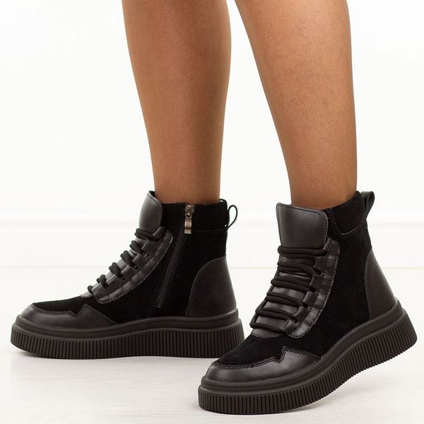 Czarne skórzane botki damskie Filippo Dbt7270/25. Czarne botki damskie Filippo, na jesień, z dzianiny, eleganckie, z okrągłym noskiem, bez obcasa, na platformie, bez zapięcia. W wyprzedaży za 274.34 zł.