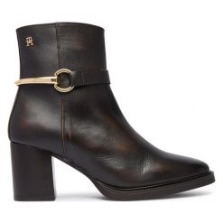 Botki Tommy Hilfiger. Brązowe botki damskie Tommy Hilfiger, bez obcasa, na słupku, bez zapięcia. Za 849.99 zł.