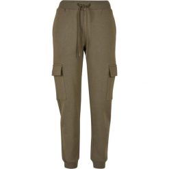 Damski strój do joggingu typu cargo Urban Classics. Zielone spodnie dresowe damskie Urban Classics, bez wzorów. Za 214.00 zł.