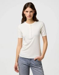DAMSKA KOSZULKA WRANGLER FEMME KNIT HENLEY WORN WHITE 112370743. Białe koszulki damskie Wrangler, m, bez wzorów, bez kołnierzyka, bez ramiączek. Za 89.99 zł.