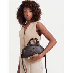 Torebka Calvin Klein. Brązowe torebki klasyczne damskie Calvin Klein, bez dodatków. Za 409.99 zł.