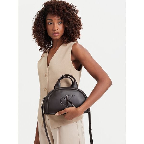 Torebka Calvin Klein. Brązowe torebki klasyczne damskie Calvin Klein, bez dodatków. Za 384.99 zł.