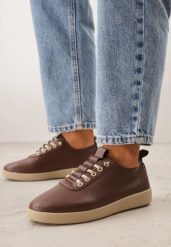 Brązowe Wsuwane Tenisówki z Perforacją i Podeszwą z Bieżnikiem Illanya. Brązowe obuwie sportowe damskie Born2be, z jeansu, bez zapięcia, tenisowe. Za 69.99 zł.