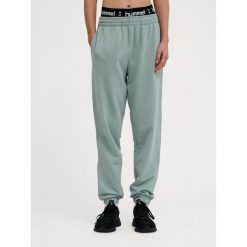 Damskie spodnie dresowe Hummel Pulse. Zielone spodnie dresowe damskie Hummel, bez wzorów, z dresówki. Za 170.00 zł.