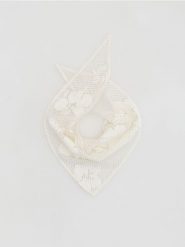 Ażurowa chusta - złamana biel. Chusty damskie Reserved, w ażurowe wzory. Za 59.99 zł.