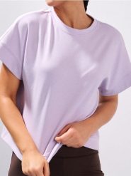 Koszulka z krótkim rękawem - fioletowy. Fioletowe koszulki damskie Sinsay, l, bez wzorów, bez kołnierzyka, bez ramiączek. W wyprzedaży za 17.99 zł.