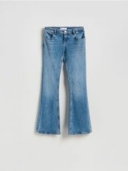 Jeansy flare z niskim stanem - niebieski. Niebieskie jeansy damskie Reserved, z obniżonym stanem. Za 159.99 zł.