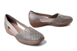 RIEKER 41351-90 silver/platinum, półbuty damskie. Szare półbuty damskie Rieker, na lato, w ażurowe wzory, bez obcasa, bez zapięcia. Za 255.92 zł.