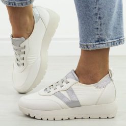 Białe skórzane sneakersy damskie Vinceza 58510. Białe obuwie sportowe damskie VINCEZA, na jesień, z jeansu, bez zapięcia. Za 219.00 zł.