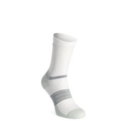 Skarpety do biegania Inov-8 Active High. Białe obuwie sportowe damskie Inov-8, bez wzorów. Za 60.99 zł.