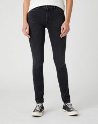 SPODNIE DAMSKIE WRANGLER SKINNY SOFT NIGHTS W28KZJ30B 112128370. Rurki damskie Wrangler, bez wzorów, z jeansu. W wyprzedaży za 99.99 zł.