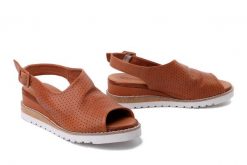 ARTIKER RELAKS 52C0841 brązowy sandały damskie. Brązowe sandały damskie Artiker Relaks, bez wzorów, z gumy, bez obcasa, na koturnie, bez zapięcia. Za 167.94 zł.