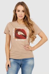 GUESS Beżowy t-shirt damski z nadrukiem amour. Brązowe t-shirty damskie Guess, s, z aplikacjami, z bawełny, bez kołnierzyka. W wyprzedaży za 129.99 zł.